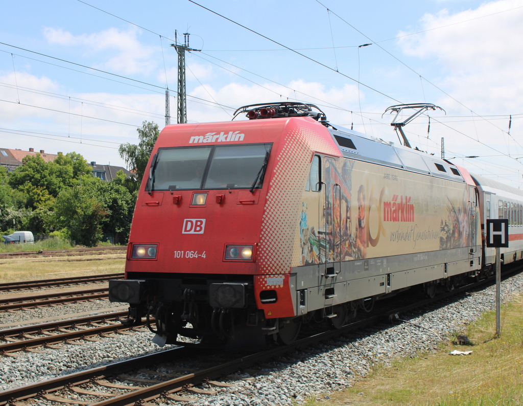 101 064  160 Jahre Märklin  mit IC 2211(Binz-Karlsruhe)bei der Einfahrt am 21.06.2020 im Rostocker Hbf. 