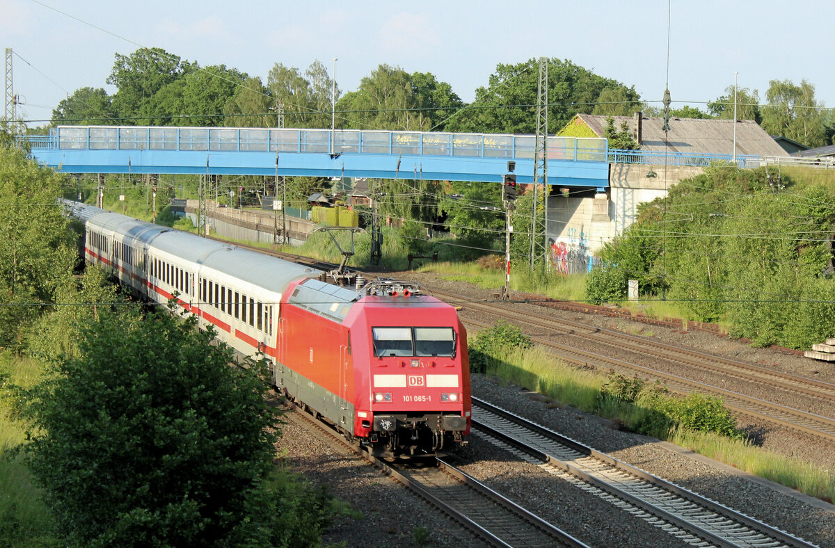 101 065-1 kommt aus Hamburg angerauscht. Tostedt, 09.06.2021