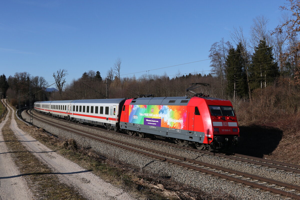101 066 schiebend an einem  EC  in Richtung Mnchen am 10. Februar 2022 bei Grabensttt.