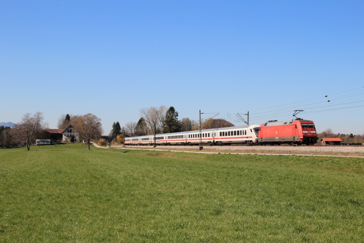 101 067-7 vor einem defekten Steuerwagen am 29. Mrz 2013 bei bersee am Chiemsee.