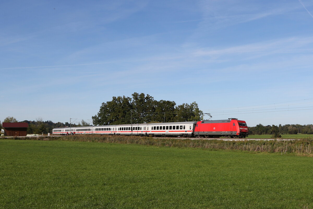 101 067 mit dem  IC Knigssee  auf dem Weg nach Freilassing am 1. Oktober 2021 bei Bernau.