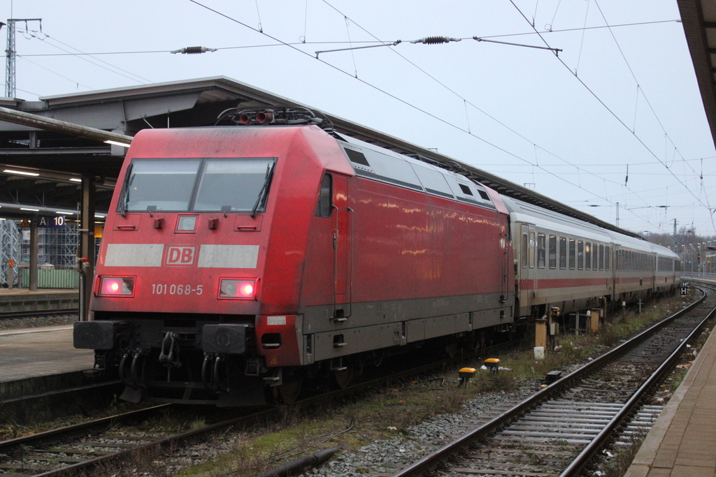 101 068 mit IC 2261(Greifswald-Hamburg)am 27.12.2025 im Rostocker Hbf.