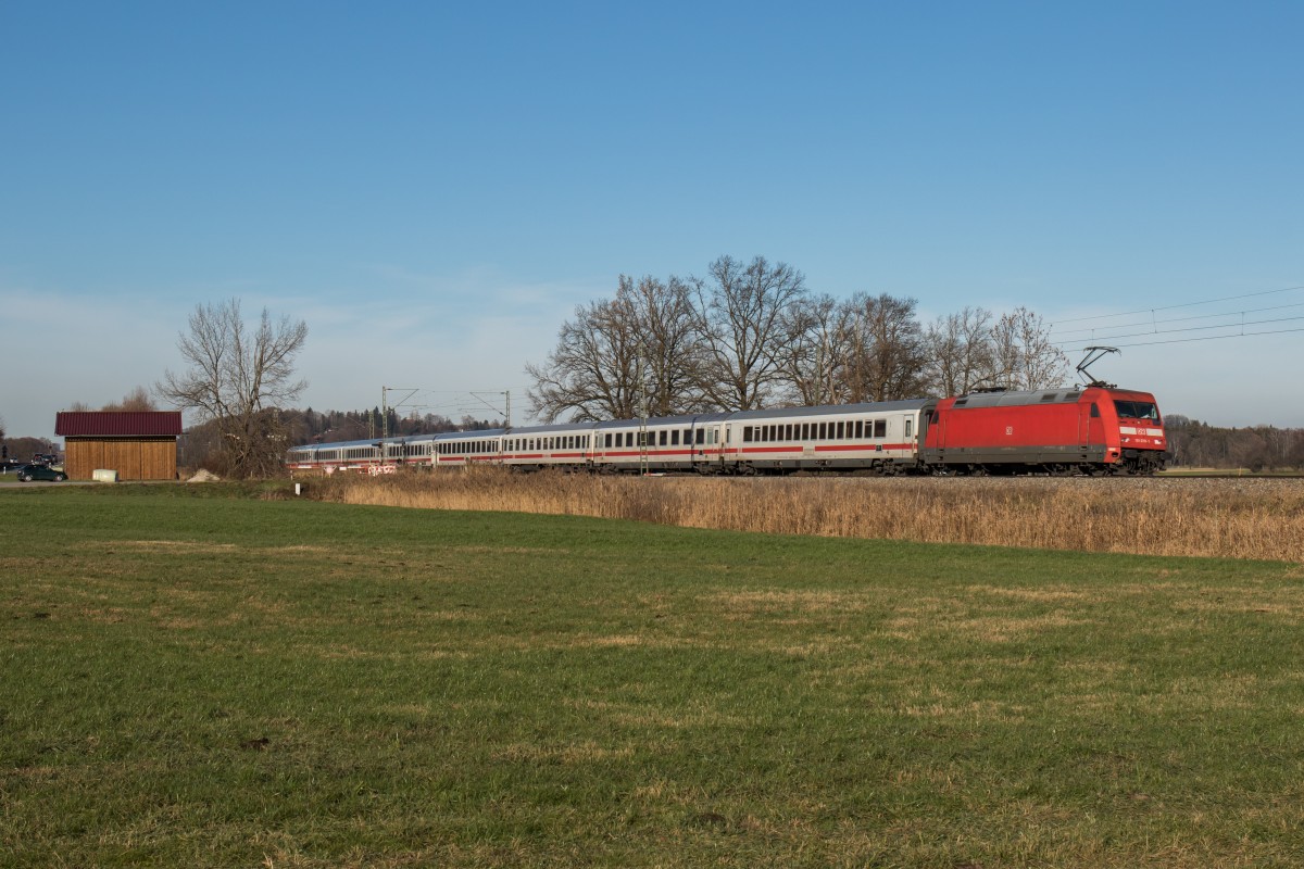 101 070-1 auf dem Weg nach Salzburg am 5. Dezember 2015 bei Weisham.