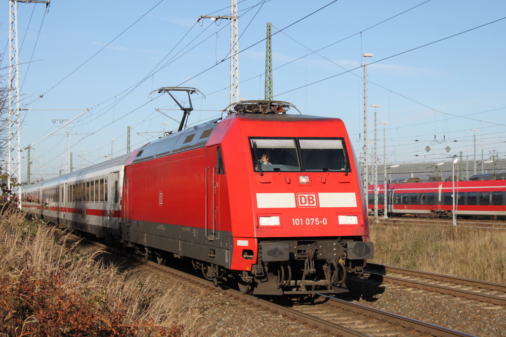 101 075-0 mit IC 2417(Rostock-K�ln)bei der Ausfahrt im Rostocker Hbf.13.11.2016 