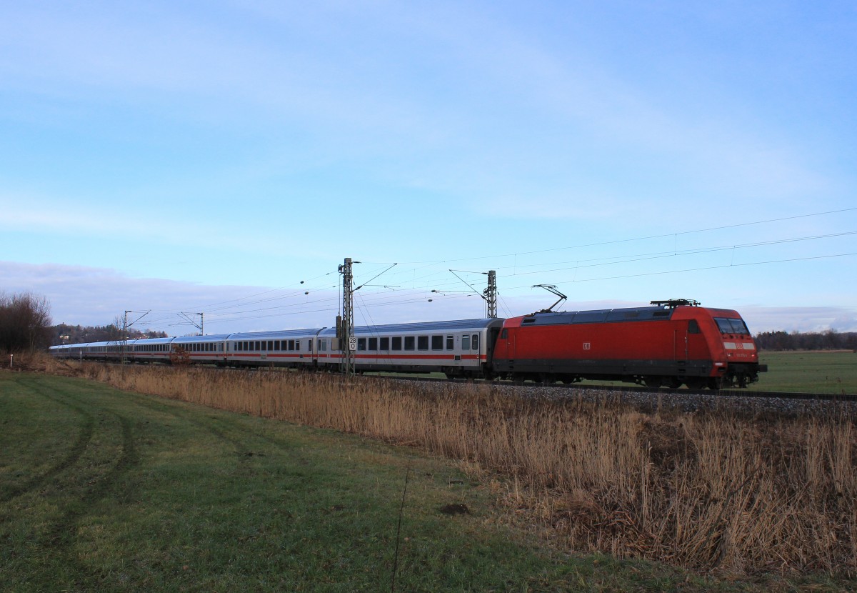 101 075-0 war am 2. Januar 2013 mit einem EC bei Weisham in Richtung Salzburg unterwegs.