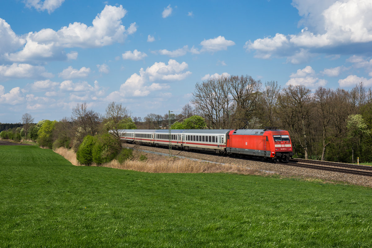 101 077 am 10. April 2017 aus Mnchen kommend bei Hilperting.