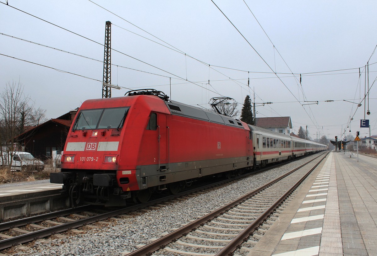 101 079-2 am 3. Mrz 2012 im Bahnhof von Prien am Chiemsee.