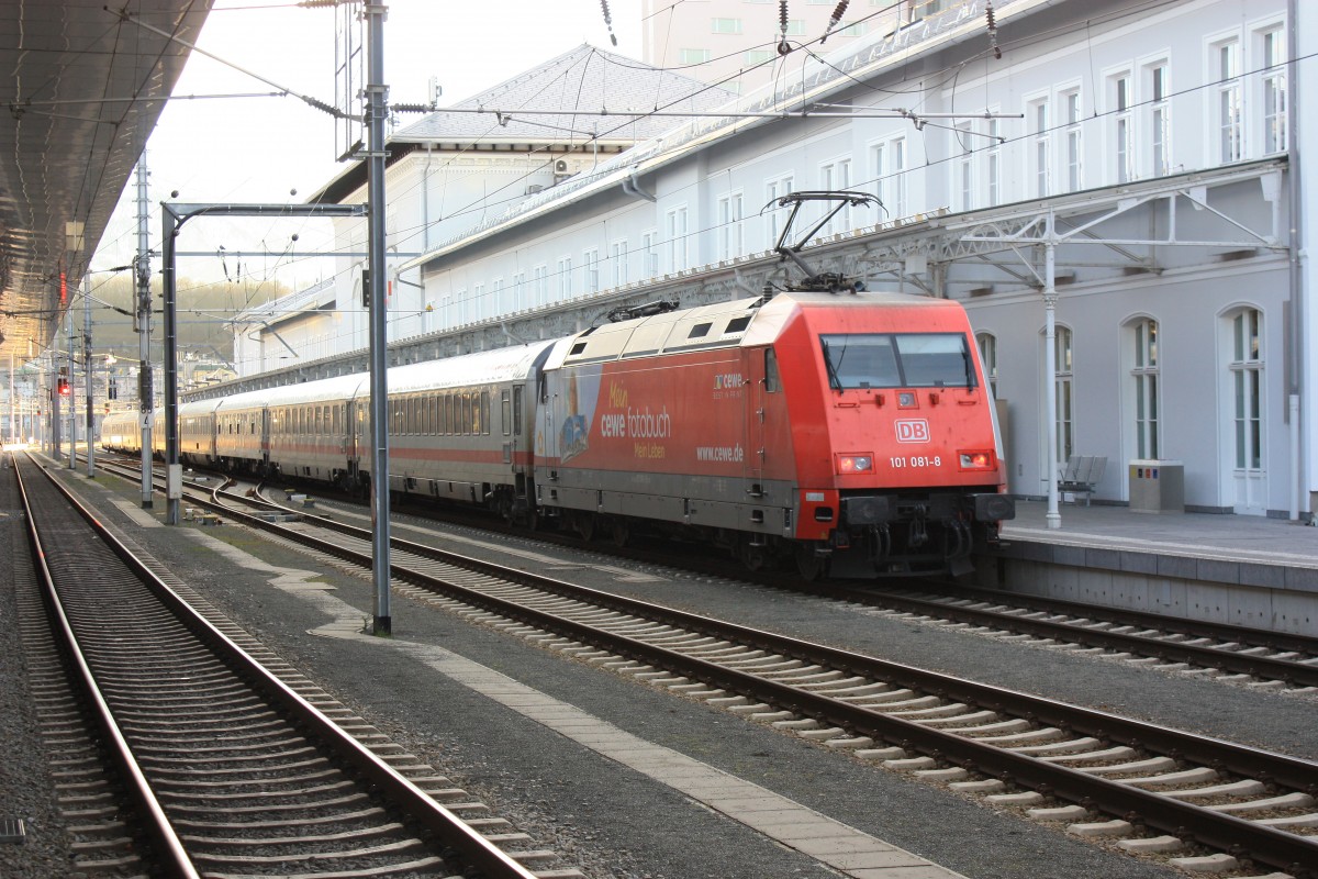 101 081-8  CEWE  bei der Ausfahrt aus dem Salzburger Hauptbahnhof am 6. Januar 2014.
