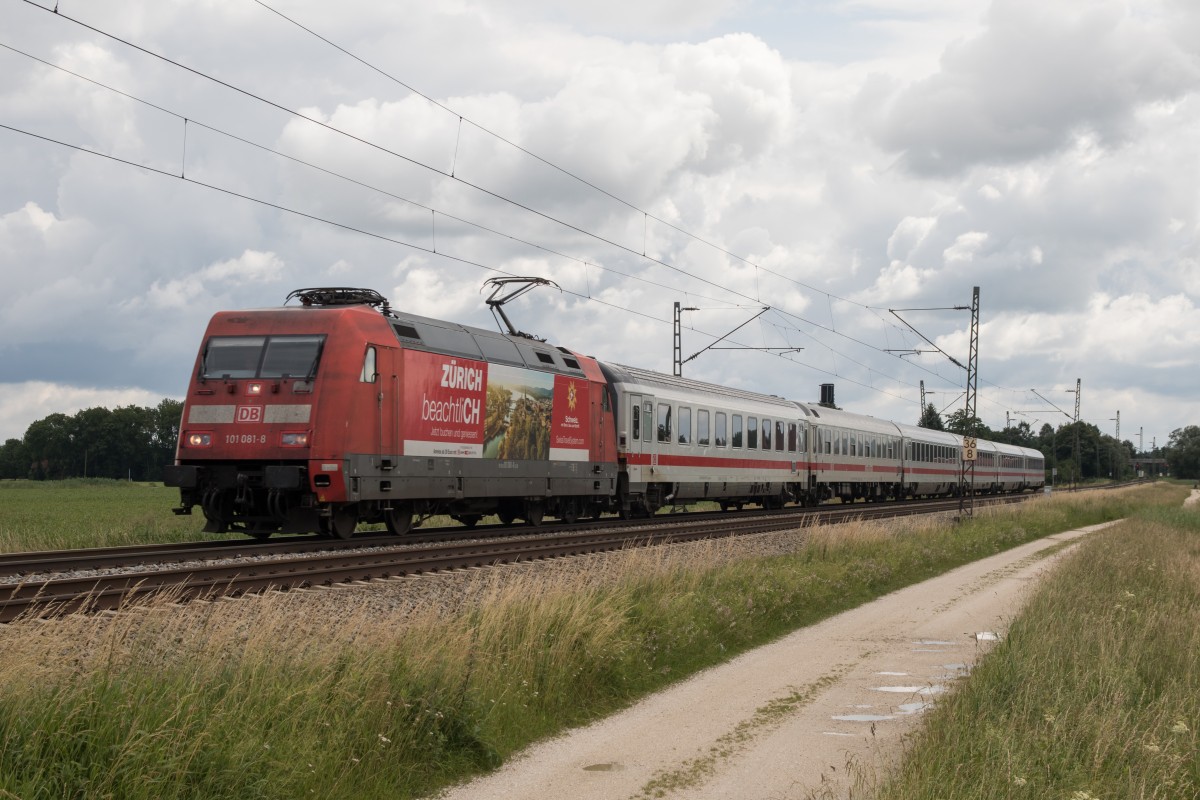 101 081-8 mit dem  IC Knigssee  am 21. Juni 2015 bei bersee.