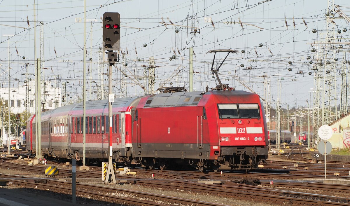 101 083-4 und 101 mit sehr kurzem IC (3 Wagen) in Nürnberg am 20.04.2015.