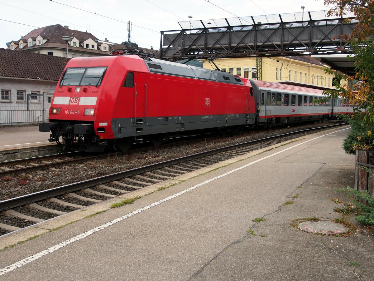 101 087-5 mit ÖBB EC und angehängten 2x 101 065-1 und einer anderen 101 im Schlepp in Geislingen Steige am 02.10.2021.