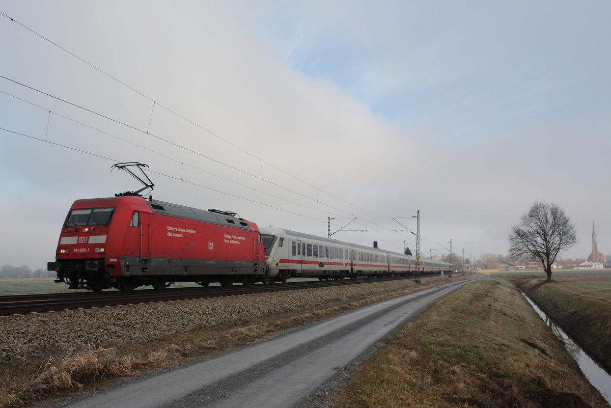 101 088-1 zog am 17. Dezember 2016 den EC 114 von Salzburg in Richtung Mnchen. Aufgenommen kurz nach bersee am Chiemsee.