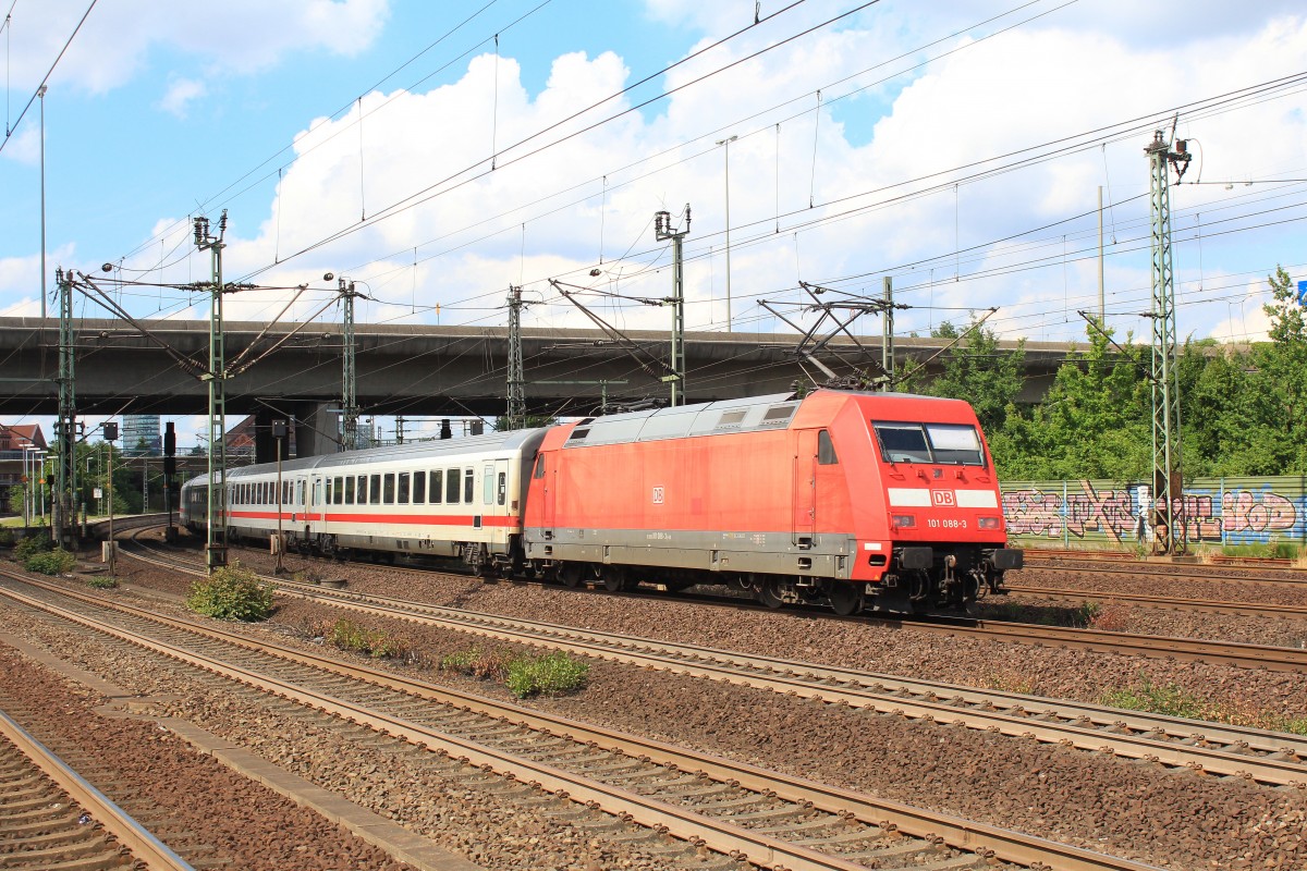 101 088-3 bei der Ausfahrt aus Hamburg-Harburg am 31. Juli 2013.