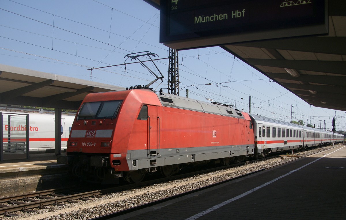 101 090-9 am 23. August 2011 im Bahnhof von Augsburg.