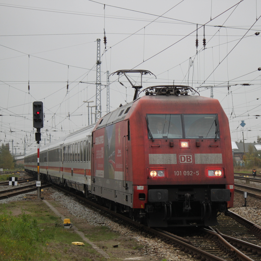 101 092-5 mit IC 2405 von Stralsund nach K�ln bei der Einfahrt im Rostocker Hbf.18.10.2014