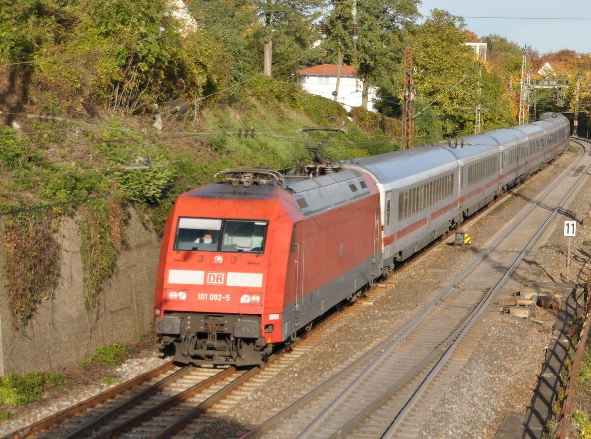 101 092-5 mit IC in Ulm am 18.10.2012.