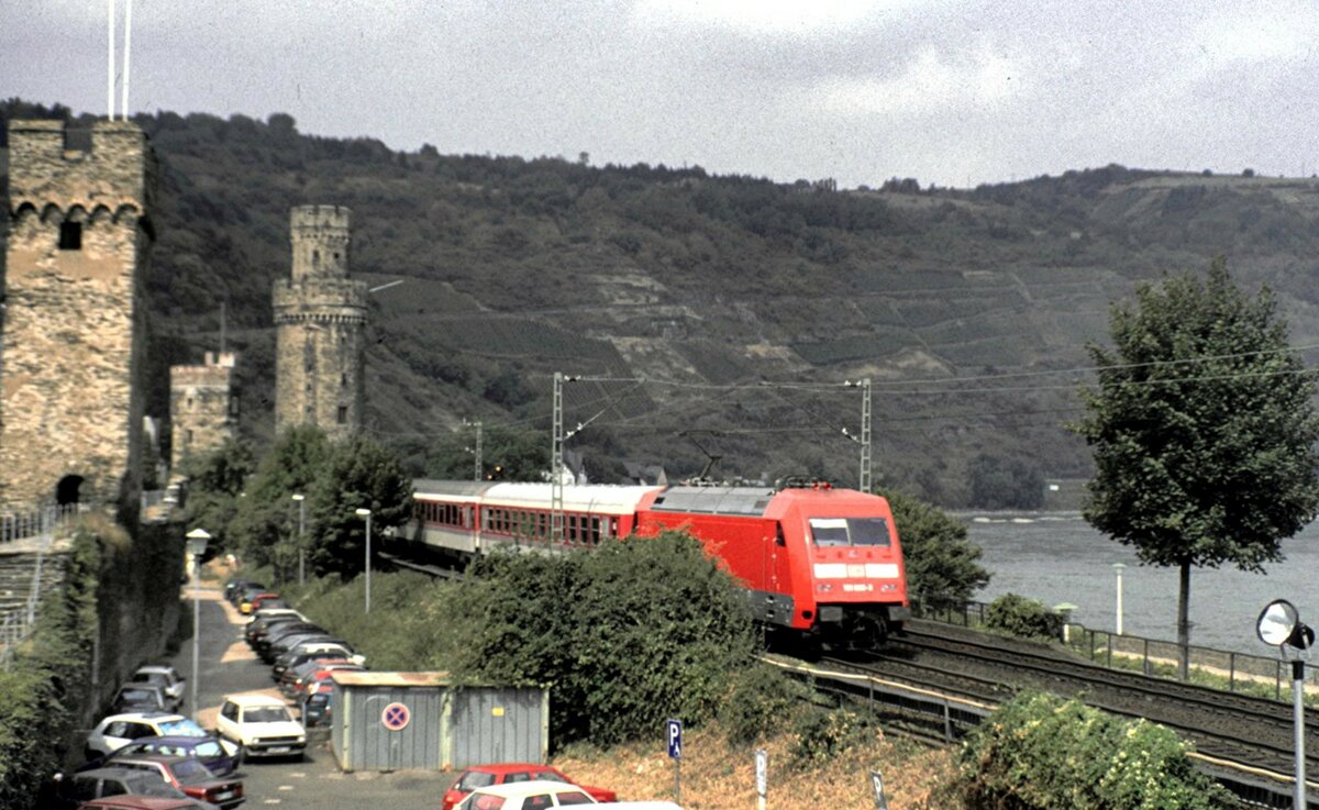 101 093-3 mit IC in Oberwesel am 20.08.1998.