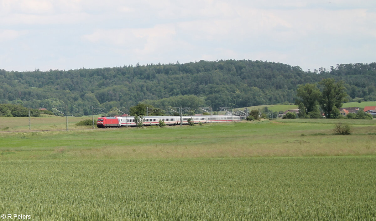 101 094-1 zieht bei Oberdachstetten den IC2082/84 Obersdorf/Berchtesgarden - Hamburg Altona in Richtung Norden. 08.06.24