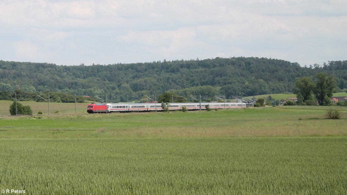101 094-1 zieht bei Oberdachstetten den IC2082/84 Obersdorf/Berchtesgarden - Hamburg Altona in Richtung Norden. 08.06.24
