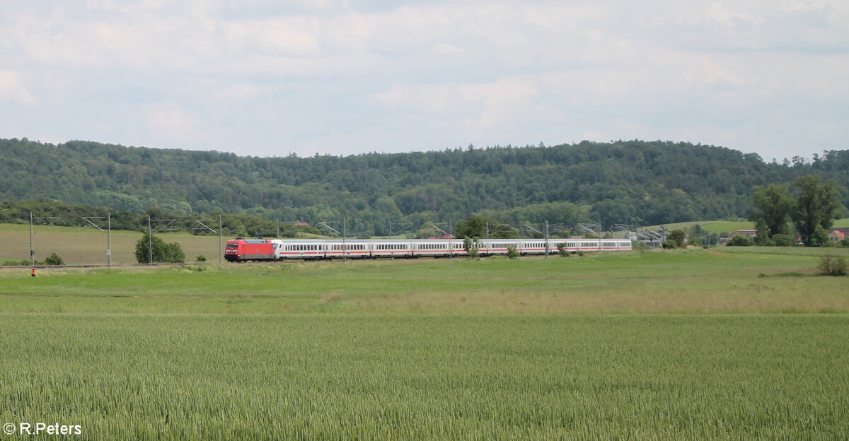 101 094-1 zieht bei Oberdachstetten den IC2082/84 Obersdorf/Berchtesgarden - Hamburg Altona in Richtung Norden. 08.06.24