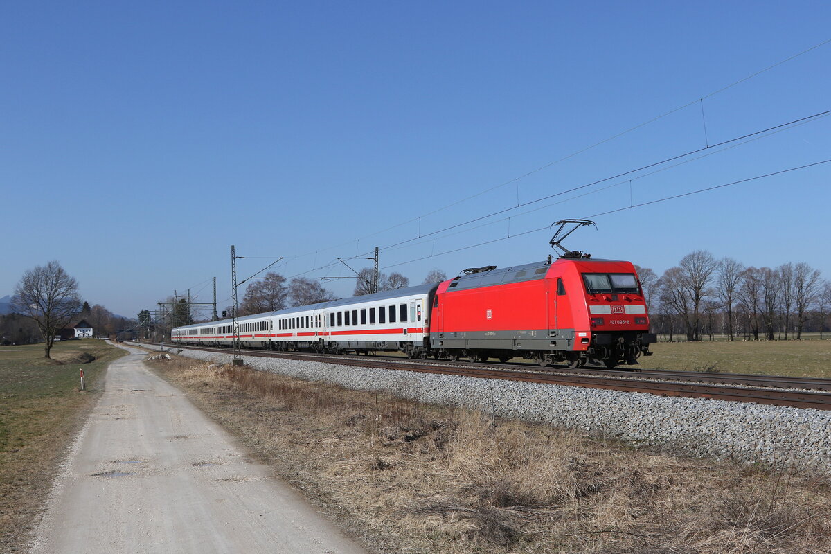 101 095 war 28. Februar 2022 bei bersee am Chiemsee schiebend an einem  EC  in Richtung Mnchen unterwegs.