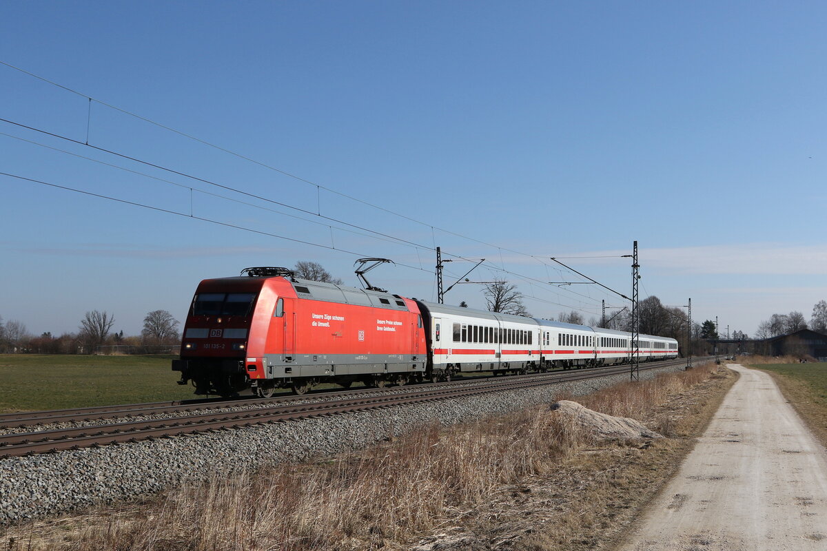 101 095 war am 28. Februar 2022 mit dem  IC Knigssee  bei bersee am Chiemsee in Richtung Mnchen unterwegs.