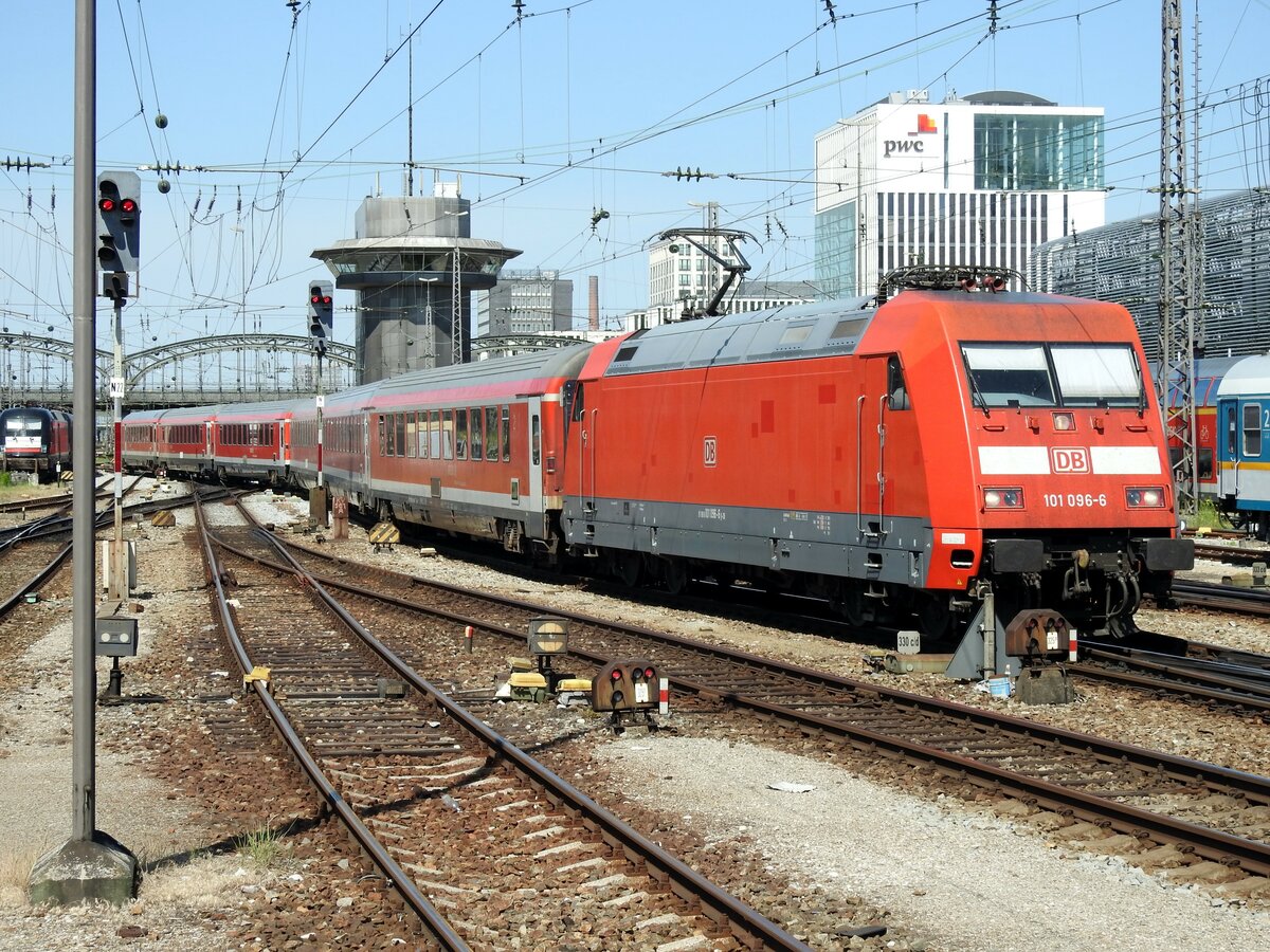 101 096-6 mit D-Zug (ex IC-Wagen) in München am 09.06.2019.
