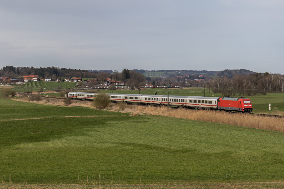 101 098-2 aus Mnchen kommend am 3. April 2016 bei Bernau am Chiemsee.