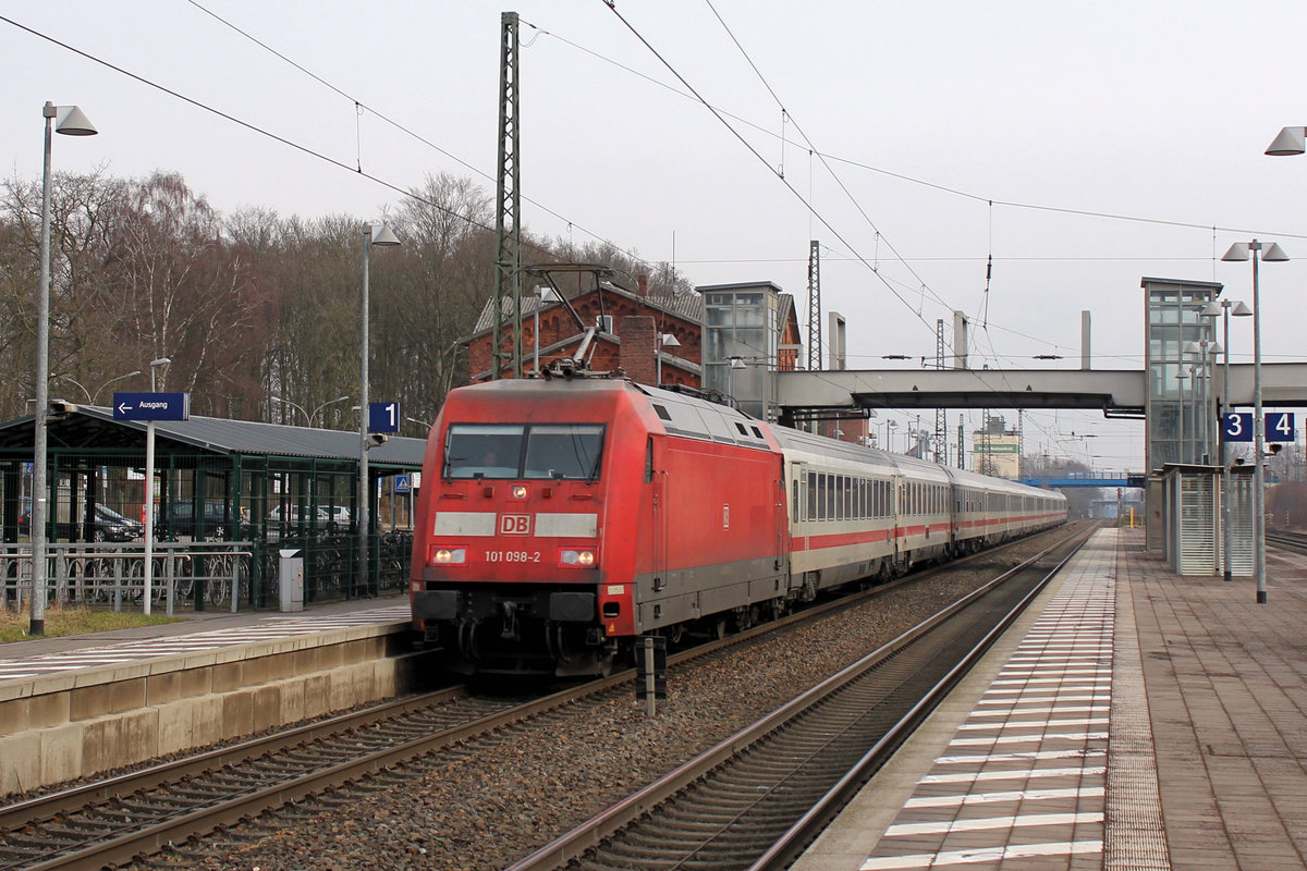 101 098-2 kommt aus Hamburg angerauscht. Tostedt den 25.02.2017