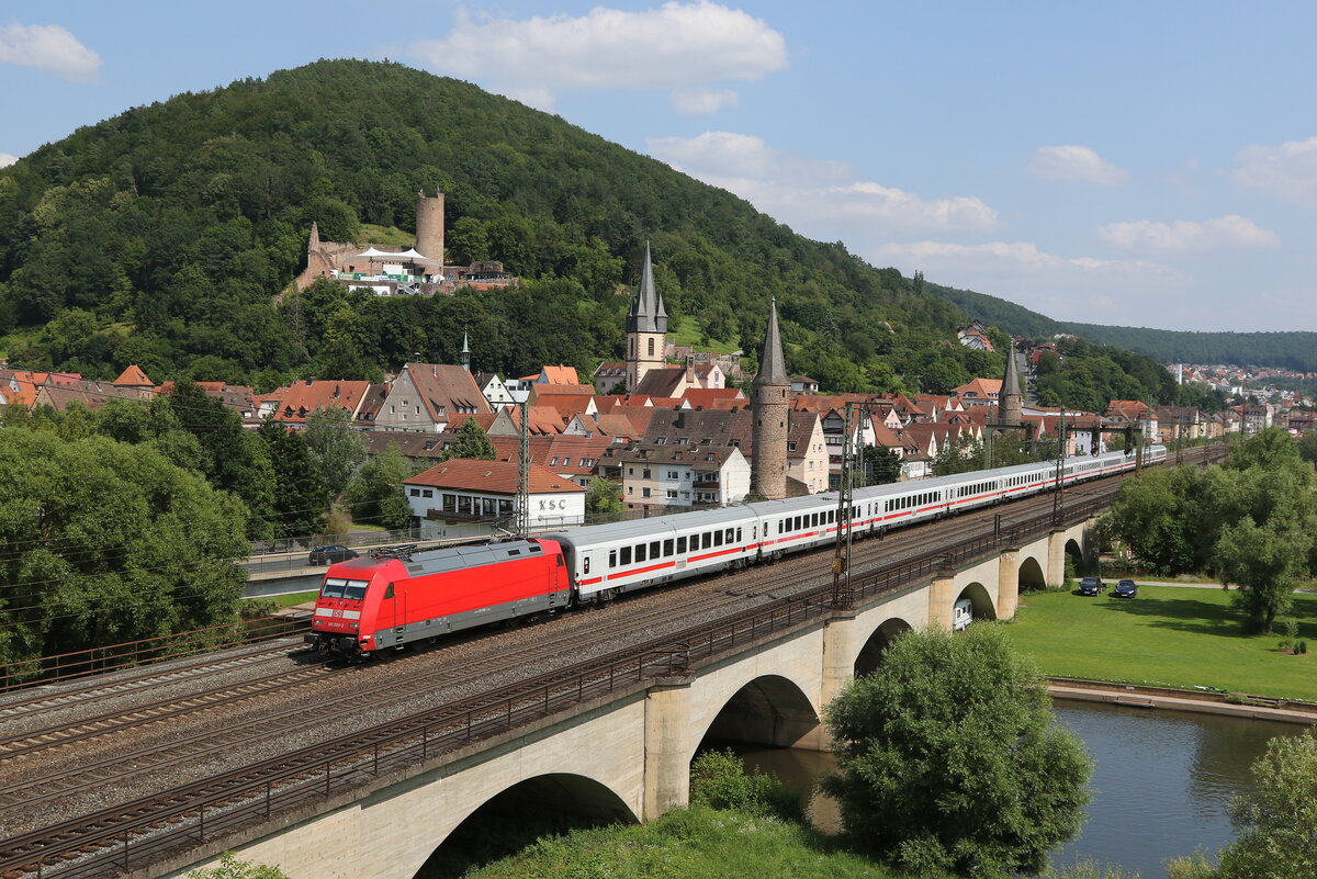 101 098 mit einem  IC  bei der Ausfahrt aus Gemnden im Maintal.