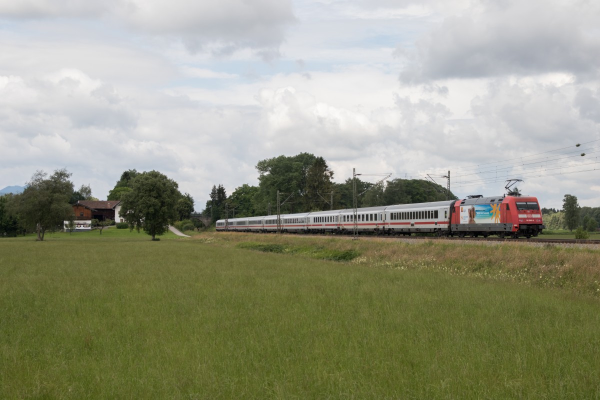 101 099-0 an einem EC, wirbt derzeit fr  Zypern . Aufgenommen am 21. Juni 2015 bei bersee am Chiemsee.