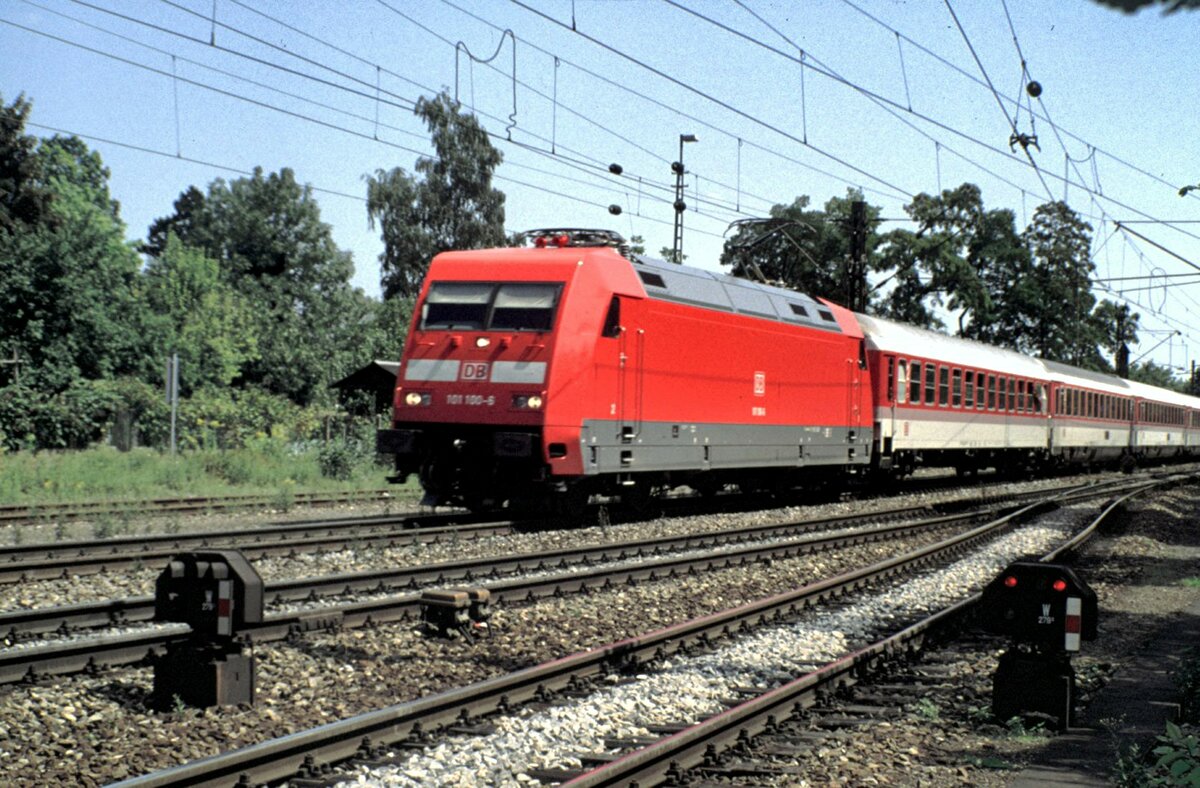 101 100-6 mit IC der alten Farbgebung in Neu-Ulm im Juli 1998.