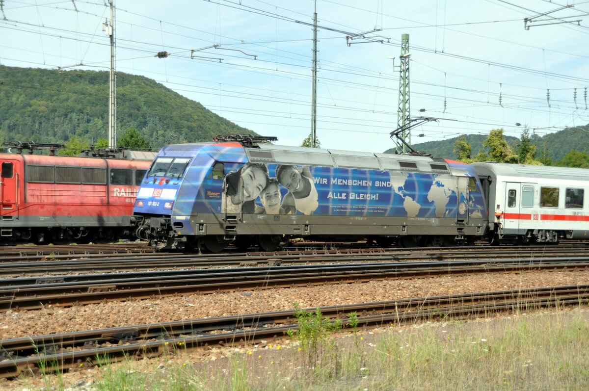 101 102-2 mit Gestaltung durch die Bahn-Azubis gegen Hass und Gewalt mit IC in Geislingen Steige am 12.05.2010.