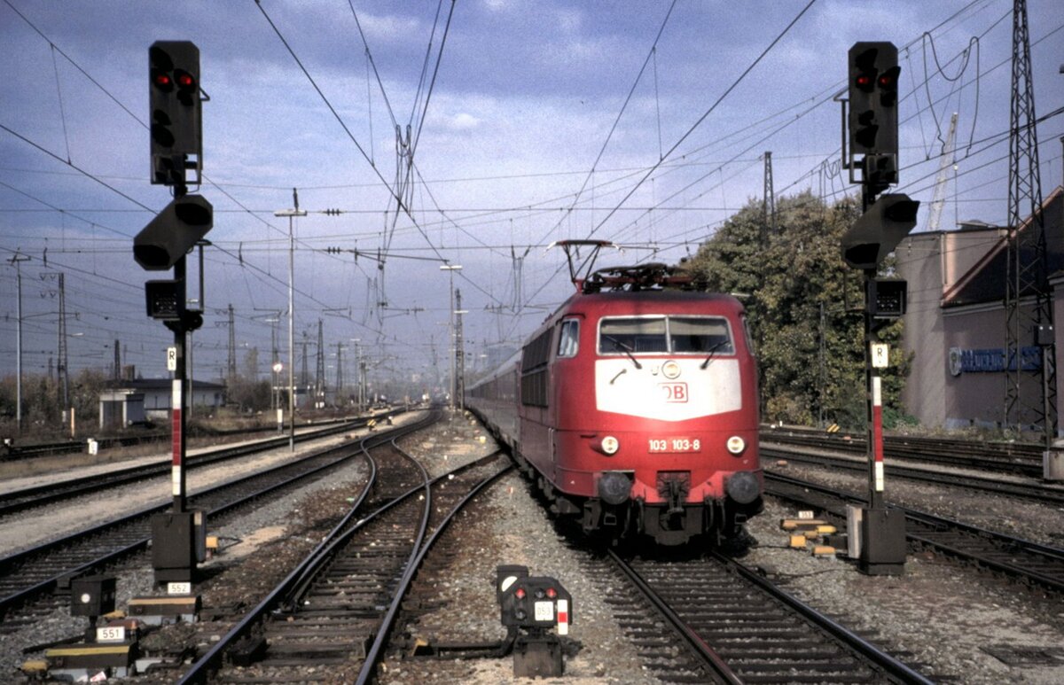 101 103-8 mit IC in Augsburg am 05.11.1997.