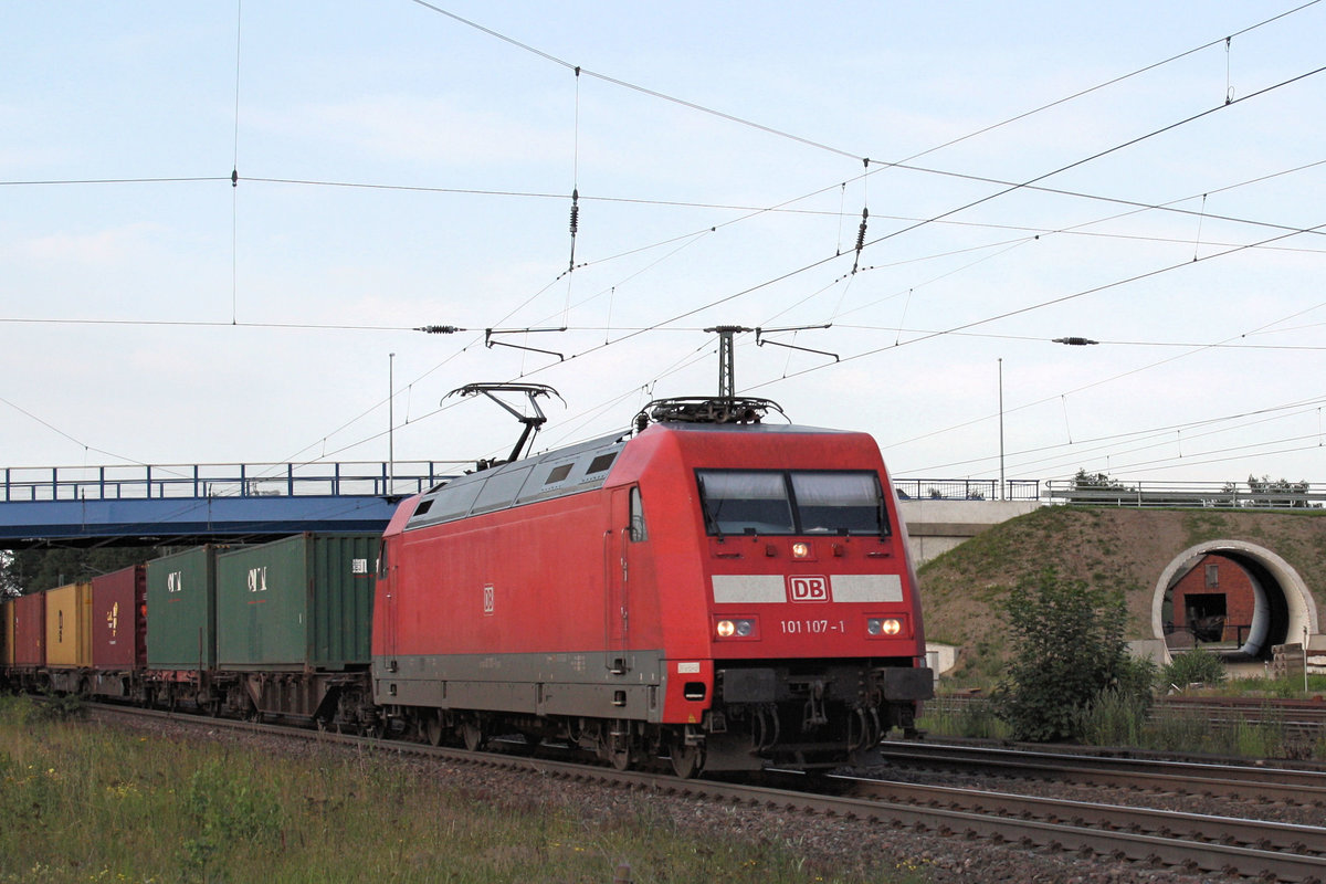 101 107-1 mit einen Containerzug am Haken! Tostedt den 27.07.2011