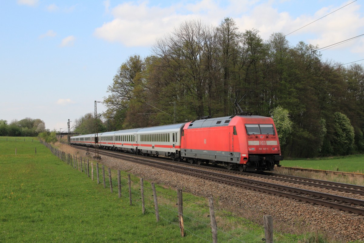 101 107-1 war am 14. April 2014 bei Vogl schiebend in Richtung Mnchen im Einsatz.