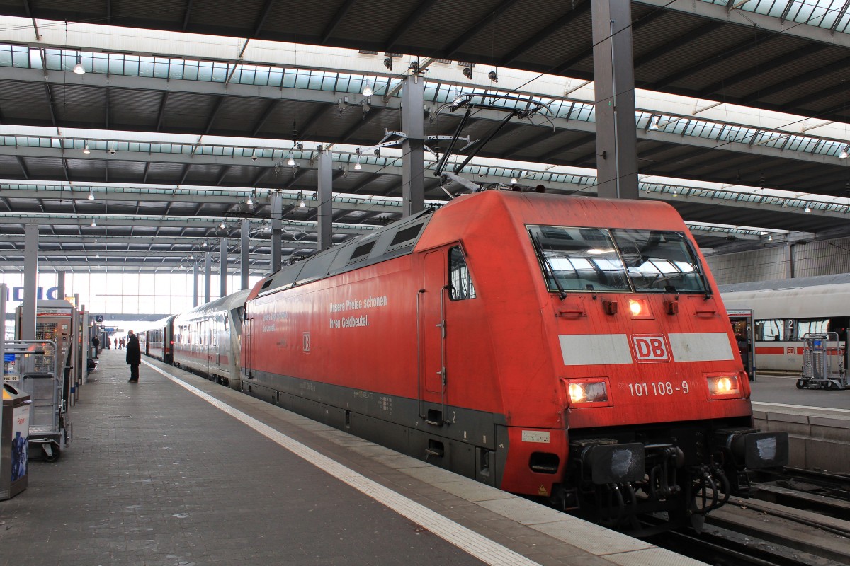 101 108-9 ist soeben in den Mnchner Hauptbahnhof eingefahren. Aufgenommen am 21. Januar 2013.