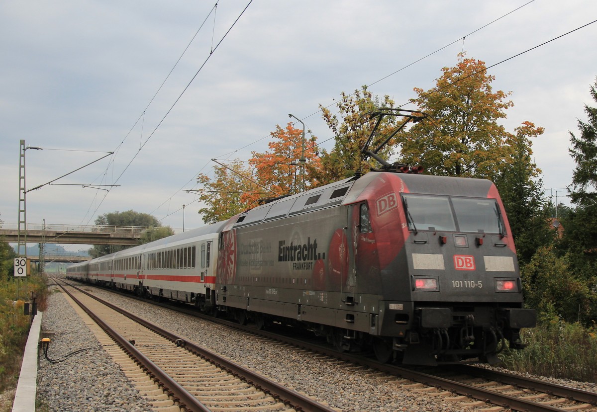 101 110-5 am Zugende des EC 218 nach Saarbrcken. Aufgenommen bei der durchfahrt des Bahnhofs von Bernau am Chiemsee am 4. Oktober 2013.