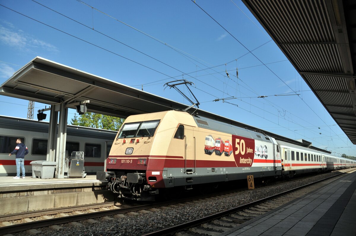 101 110-5 mit Werbung 50 Jahre Intercity mit IC in Günzburg am 28.09.2023.