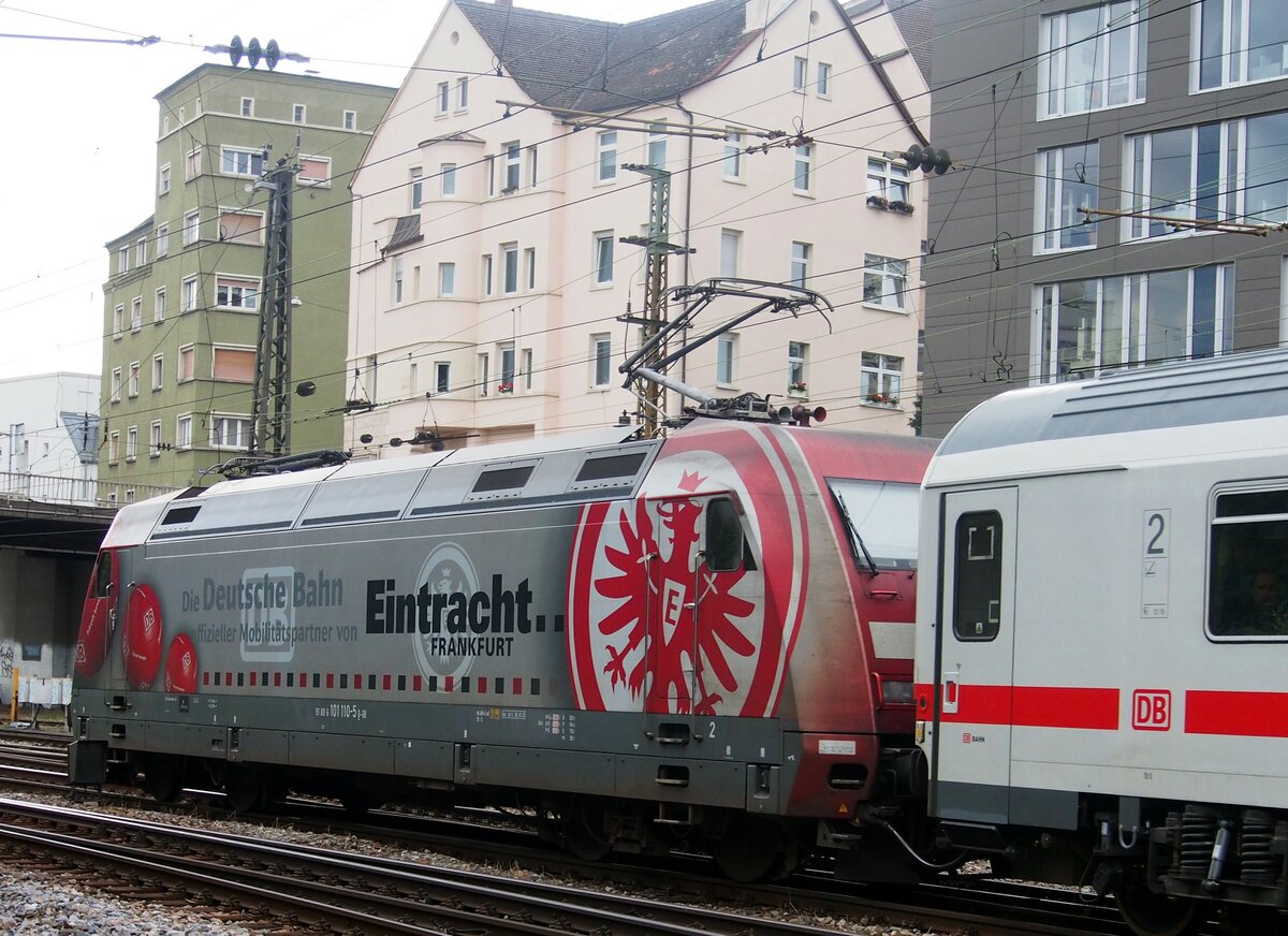 101 110-5 mit Werbung für Eintracht Frankfurt mit IC in Ulm am 12.08.2014.