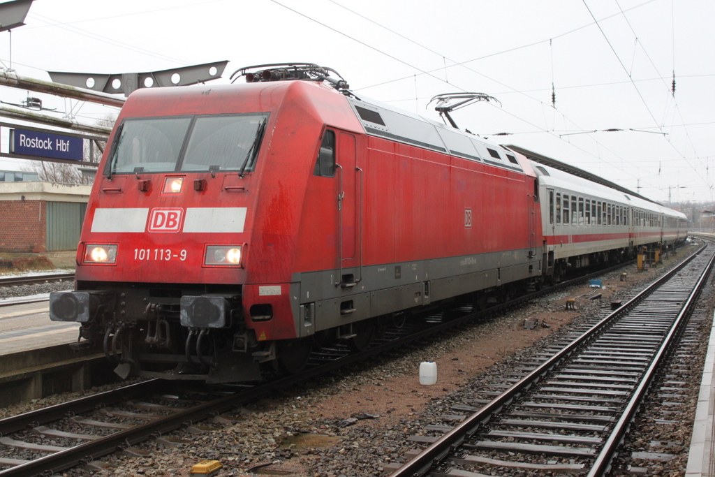 101 113-9 mit IC2239(Rostock-Leipzig)kurz vor der Ausfahrt im Rostocker Hbf.13.01.2017