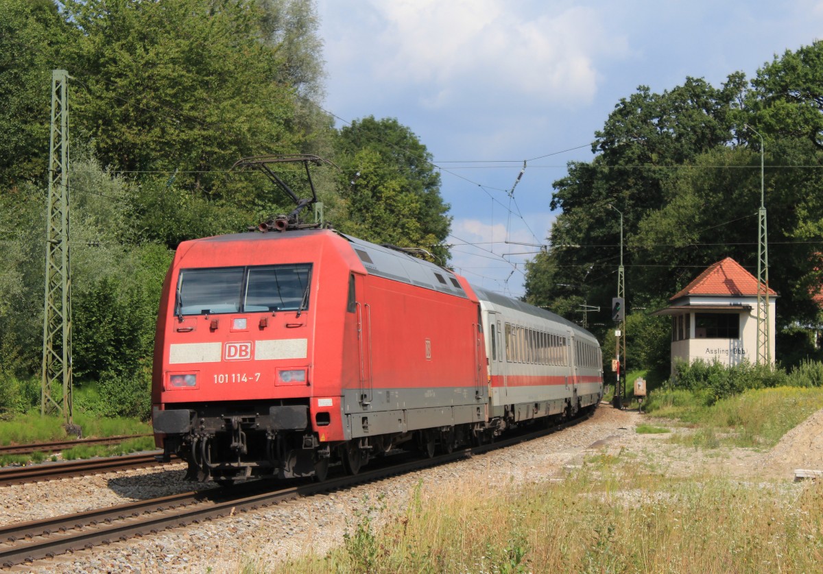 101 114-7 war am 14. August 2013 schiebend an einem EC im Einsatz. Hier bei der Ausfahrt aus dem Bahnhof von Assling.