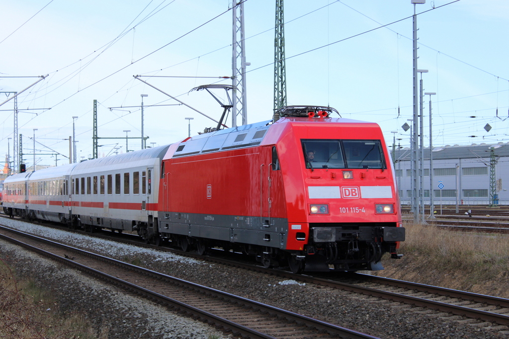 101 115 mit IC 2902(Warnemünde-Dresden)bei der Ausfahrt im Rostocker Hbf.03.04.2021