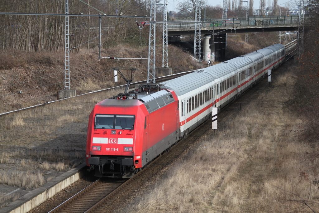 101 119-6 mit IC 2182(Hannover-Stralsund)bei der Durchfahrt im Haltepunkt Rostock-Kassebohm.04.03.2017