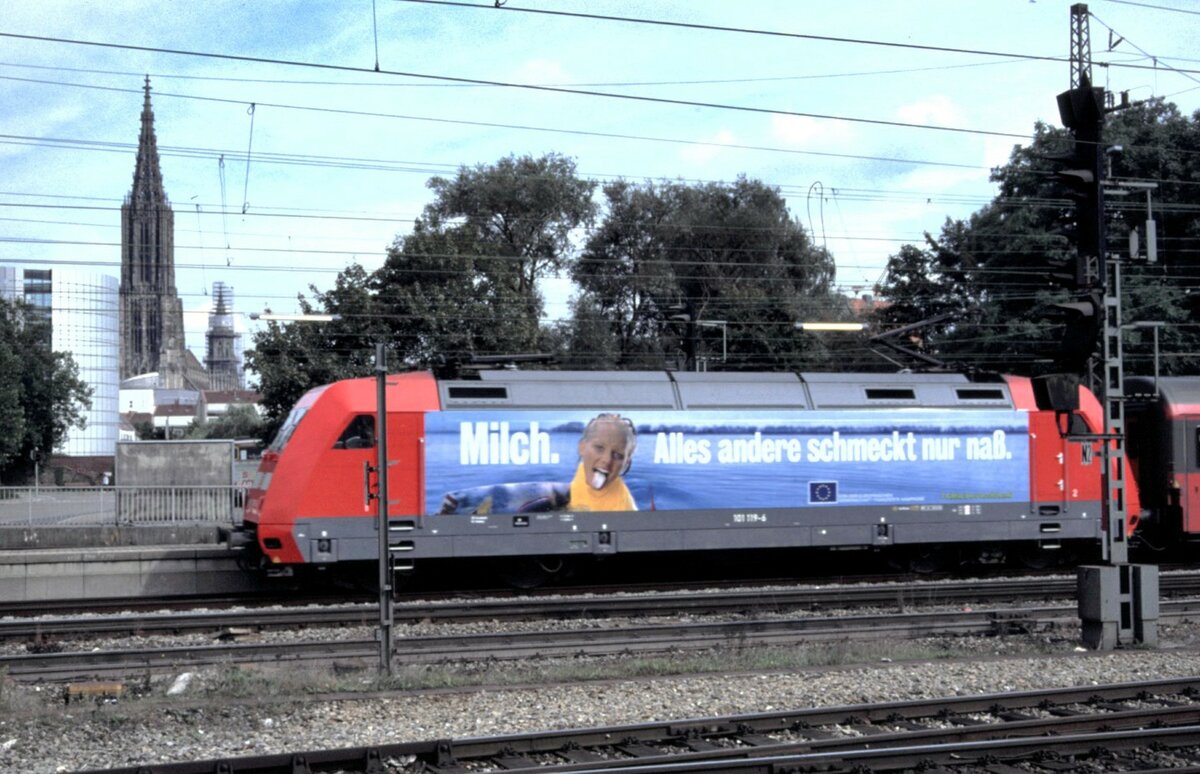 101 119-6 mit Werbung für Milch in Ulm am 19.09.2001.