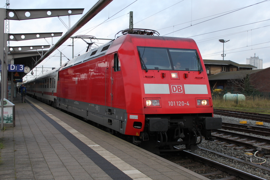 101 120-4 mit IC 2373(Stralsund-Karlsruhe)fhrt in der Zeit vom 28.11-07.12.2015 20 Minuten frher ab Rostock Hbf via Laage-Gstrow.Grund  zwischen Dalwitzhof, Plchow und Schwaan werden einige 
Durchlsse erneuert sowie mehrere Kilometer Schienen ausgetauscht.29.11.2015