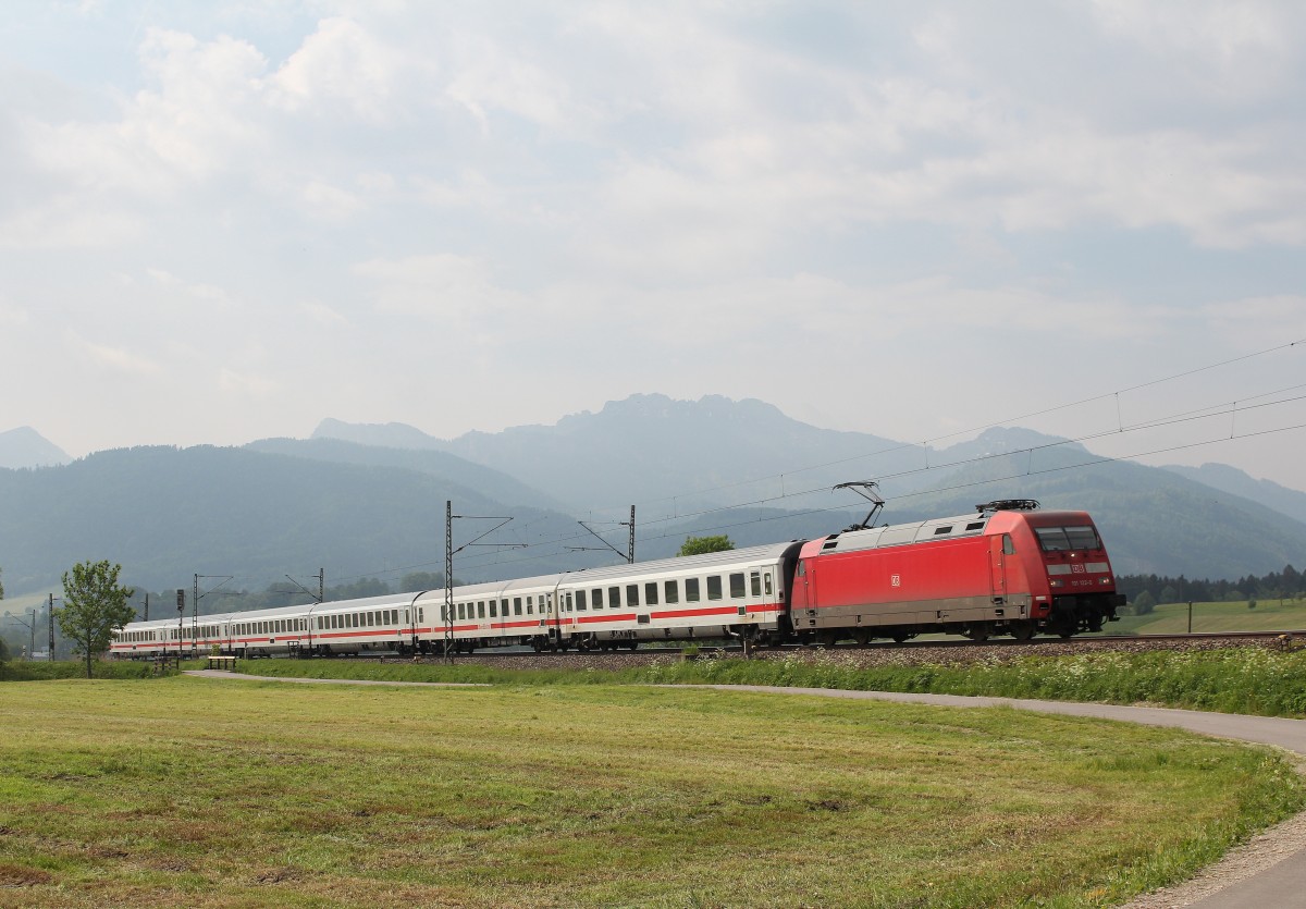 101 122-0 mit dem IC Knigssee von Berchtesgaden kommend am 13. Mai 2015 bei Weisham.
