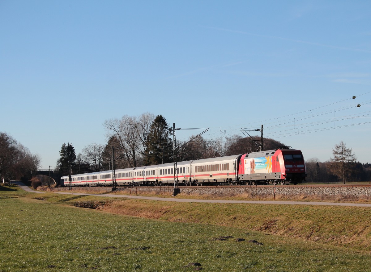 101 122-0 war am 28. Dezember 2015 schiebend bei bersee am Chiemsee im Einsatz.