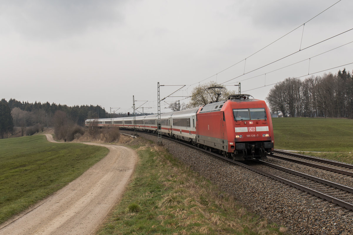 101 128-7 war am 25. Mrz 2016 bei Htt in Richtung Salzburg unterwegs.