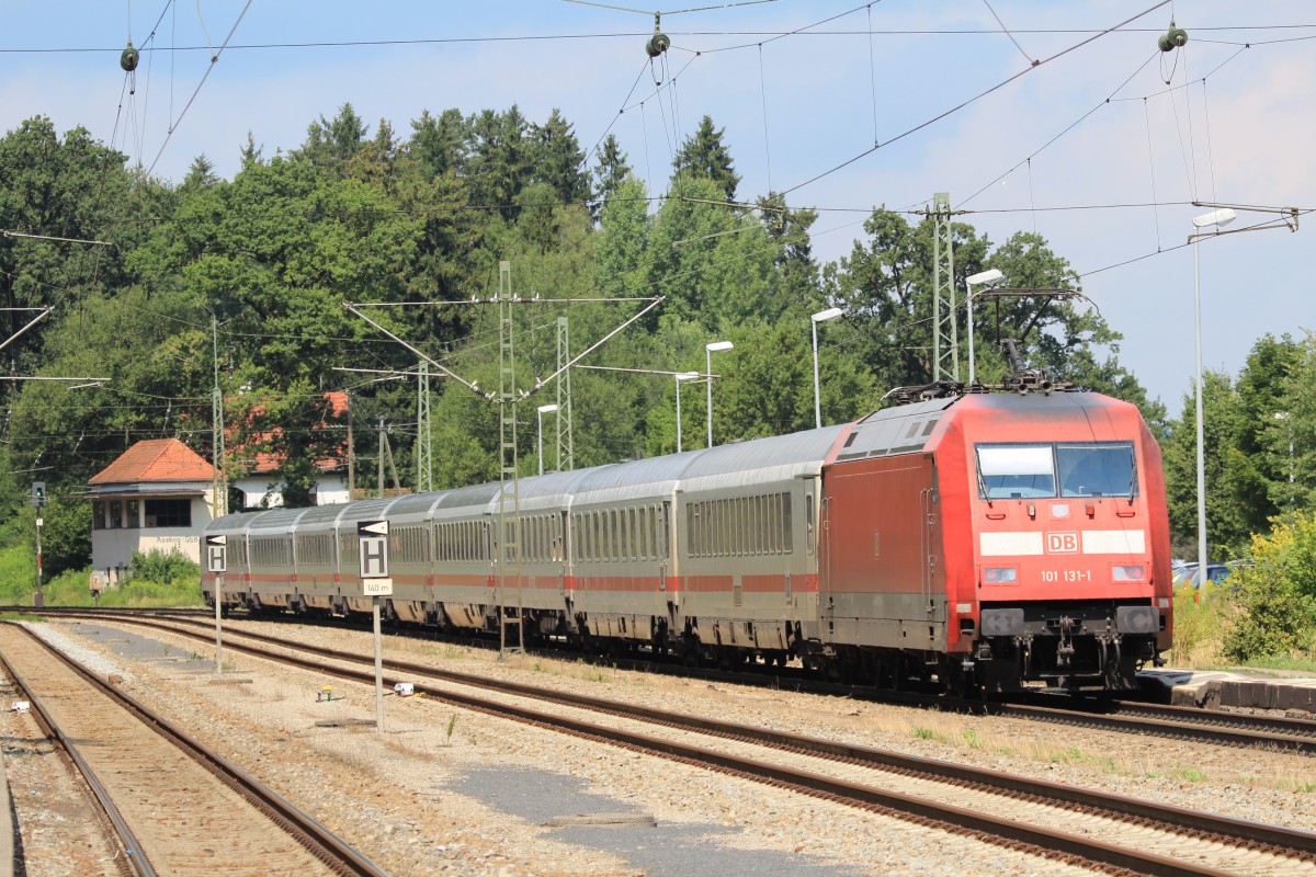 101 131-1 durchfhrt am 20. August 2013 den Bahnhof von Assling.
